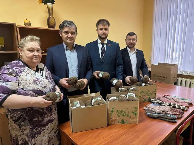 Жители Люберец передали теплые носки мобилизованным