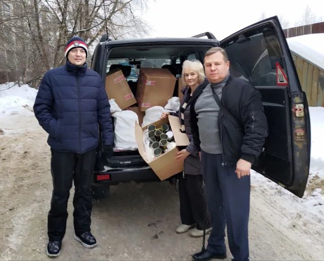 Депутат Люберец передал волонтерам материалы для изготовления окопных свечей