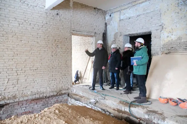 Владимир Волков проверил капремонт в гимназии поселка Люберец