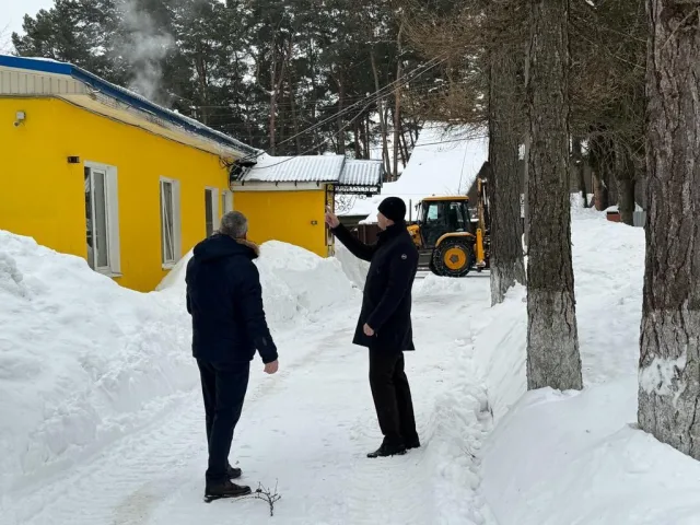 Депутат организовал уборку снега на территории семейного центра Люберец