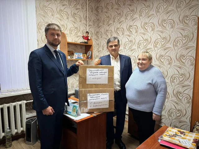 Жители Люберец передали партию теплых вещей для военнослужащих в СВО