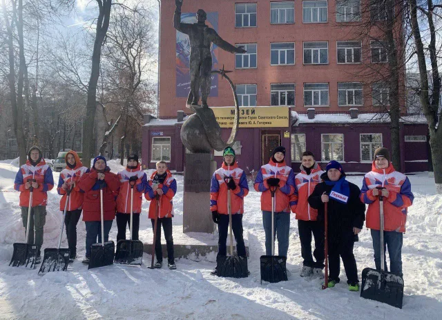 Студенты техникума Люберец почистили снег около учебного заведения