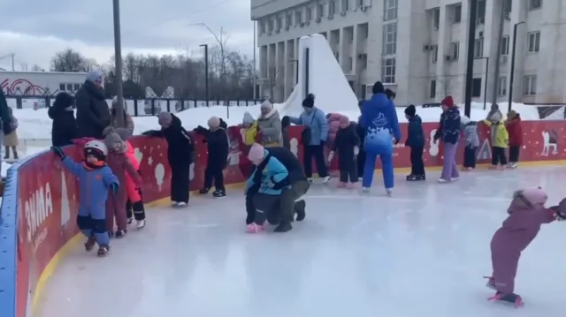В Люберцах на катке тренеры спортшколы провели мастер-класс для детей с ОВЗ
