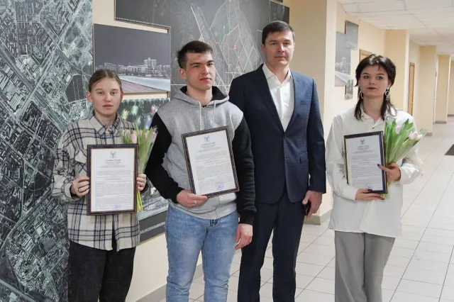 Владимир Волков вручил трем юным сиротам из Люберец жилищные сертификаты