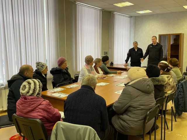 Полицейские рассказали жителям поселка Люберец о том, как не стать жертвой мошенников