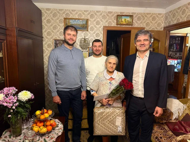 Депутаты из Люберец поздравили труженицу тыла и ветерана с наступающим праздником