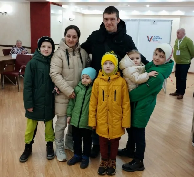 Жители Люберец голосуют на выборах президента России семьями