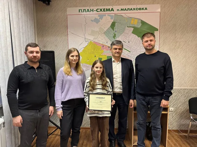 Партийцы вручили юной спортсменке Люберец сертификат на приобретение экипировки