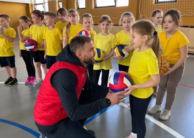 Представители РФСО «Спартак» в Люберцах в рамках благотворительной акции подарили мячи детям