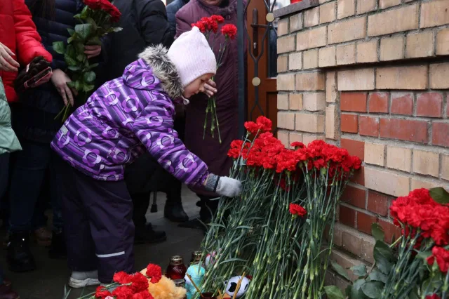 Жители Люберец продолжают приносить цветы и свечи к стихийному мемориалу в центре города
