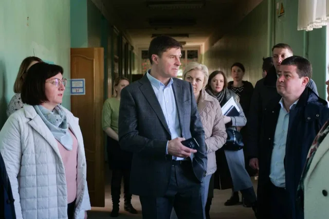 Владимир Волков провел выездное совещание по вопросу состояния здания в поселке Люберец