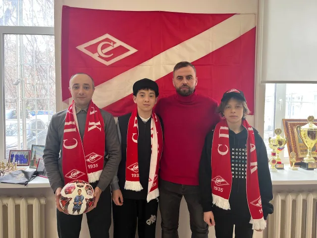 Юным героям, спасшим зрителей в «Крокусе», вручили сувениры от спортшколы «Спартак» Люберец