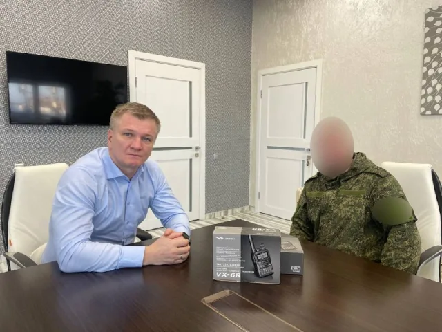 Дмитрий Дениско передал рации бойцу из Люберец в зону СВО