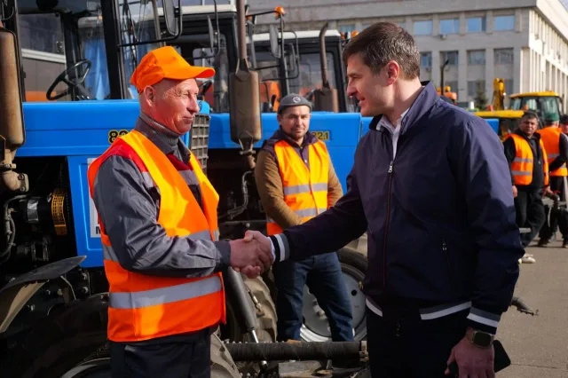 Владимир Волков проверил готовность коммунальной техники Люберец к месячнику благоустройства