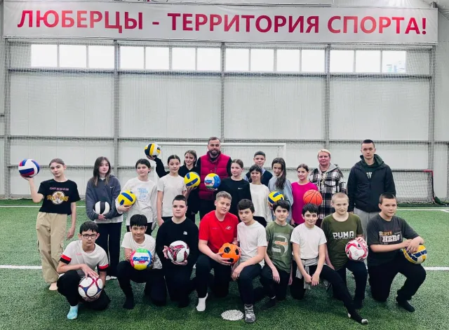 Представители РФСО «Спартак» в Люберцах подарили мячи школьникам