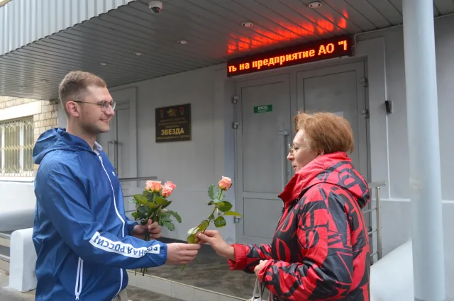 Молодогвардейцы из Люберец поздравили работников космической промышленности с профессиональным праздником