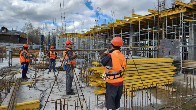 Строители приступили к возведению 1-го этажа поликлиники в поселке Октябрьский в Люберцах