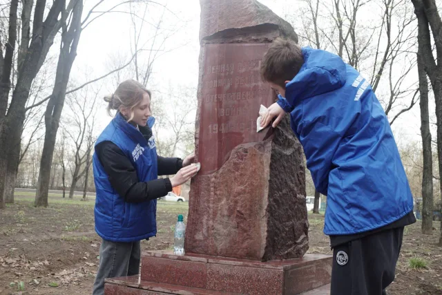 Люберецкие молодогвардейцы дали старт всероссийскому субботнику  по благоустройству памятных мест и воинских захоронений