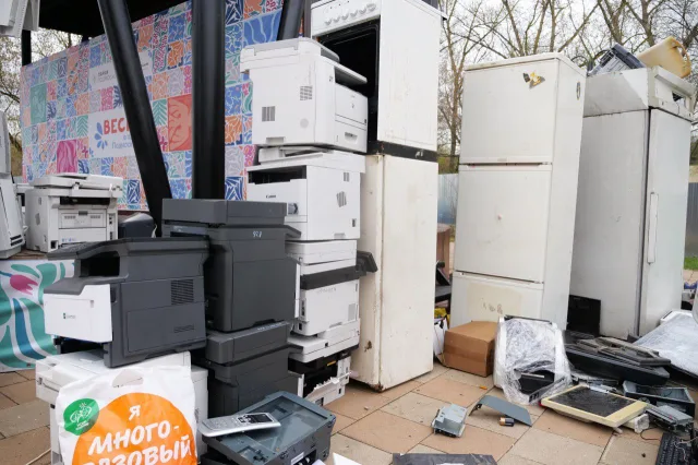 В Люберцах во время экоакции построили две башни по 5 м высотой из старой электроники