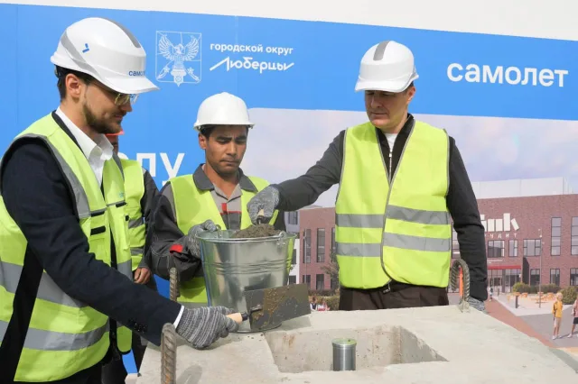 Владимир Волков принял участие в закладке капсулы в основание новой школы в Люберцах