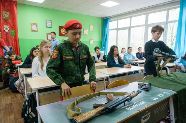 В Люберецкой гимназии провели мастер-класс по сборке и разборке автомата Калашникова