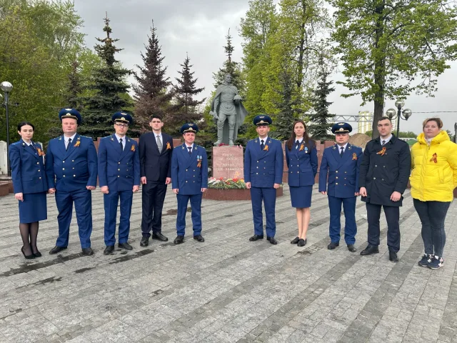 Представители Люберецкой городской прокуратуры возложили цветы к мемориалу «Вечный огонь» в Люберцах