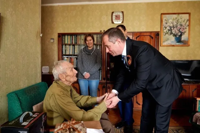 Роман Терюшков поздравил люберецкого ветерана Великой Отечественной войны с Днём Победы