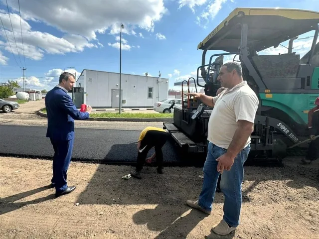 Депутат Люберец проверил ремонт дороги в поселке Томилино