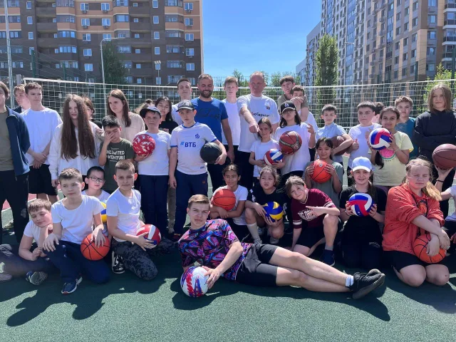 Представители РФСО «Спартак» в Люберцах подарили мячи учащимся школы № 26