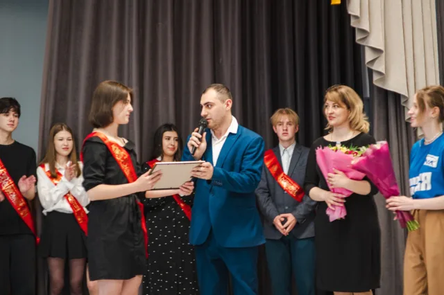 Партийцы поздравили активистку МГЕР из Люберец с окончанием школы