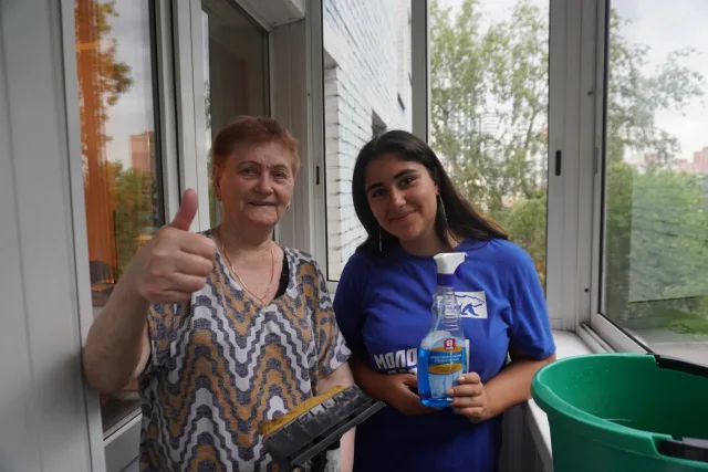 Активисты «Единой России» и МГЕР помогли  убраться в квартире инвалиду из Люберец