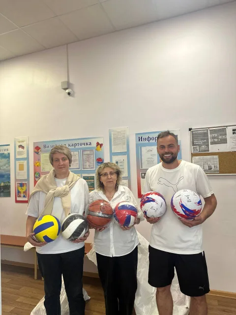 Представители РФСО «Спартак» в Люберцах подарили мячи учащимся школы №22 в деревне Токарёво и школы №10 в Люберцах