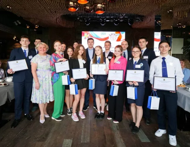 Владимир Волков вручил грамоты победителям школьных олимпиад и их педагогам из Люберец