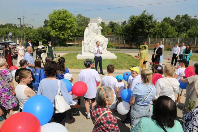 В Люберцах состоялись поэтические чтения и бал у памятника Пушкину