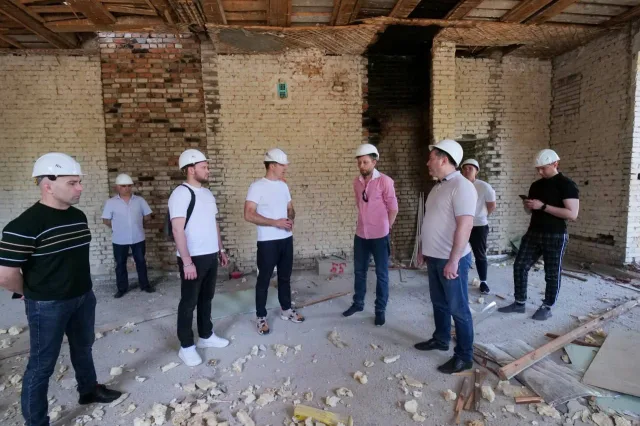 Владимир Волков проверил капремонт гимназии в поселке Люберец