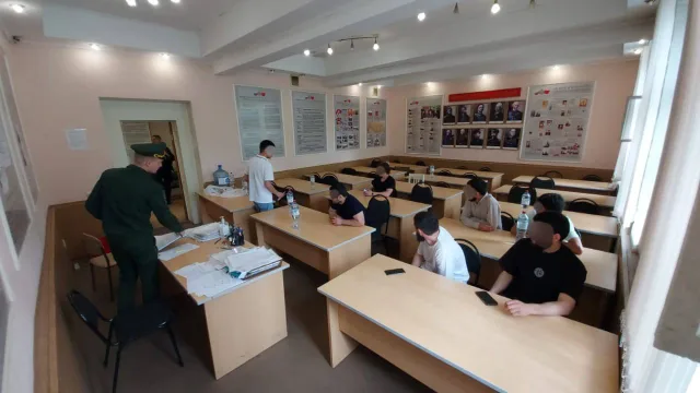 Восемь иностранных граждан, ставших гражданами РФ, поставили на воинский учёт по итогам рейда в Люберцах