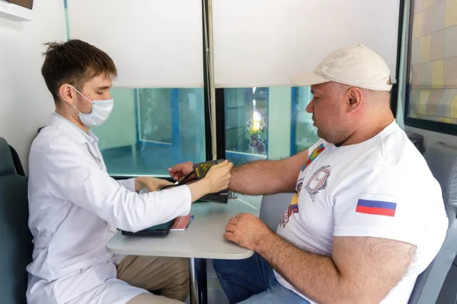 Рекордсмен мира по прозвищу Русский Халк проверил свое здоровье в парке Люберец