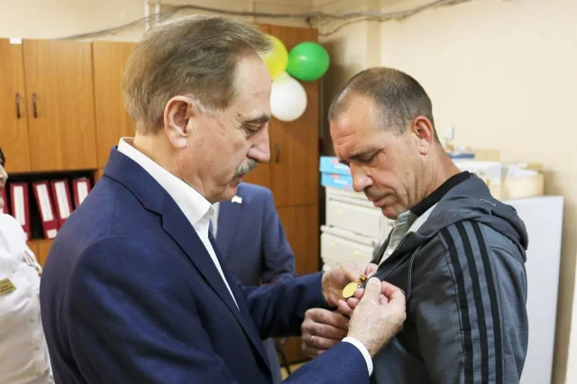 Владимир Ружицкий вручил знаки почетного донора жителям Люберец