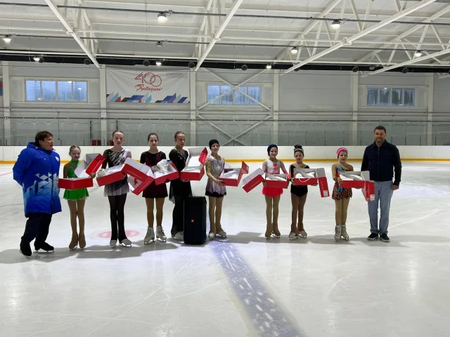 Депутат Люберец передал спортинвентарь фигуристкам КСШОР