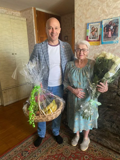 Депутат Люберец поздравил долгожительницу из Люберец с 91-летием