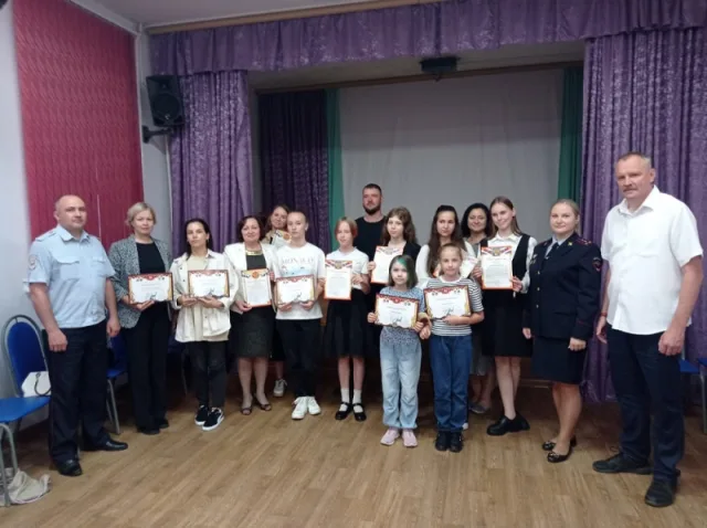 Полицейские в Люберцах наградили участников детских конкурсов