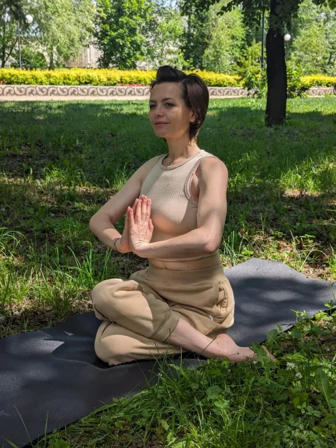 Занятия по йоге проходят для жителей в Центральном парке Люберец