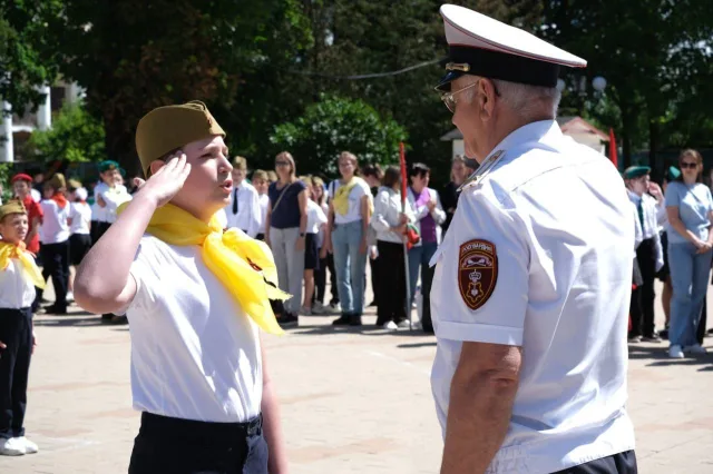 Сотрудники Росгвардии провели в Люберцах урок мужества для детей в летнем лагере