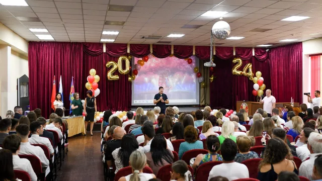 Владимир Волков поздравил выпускников Люберец с окончанием школы