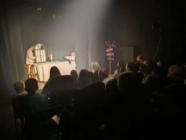 Партийцы подарили билеты в театр семьям военнослужащих СВО из Люберец