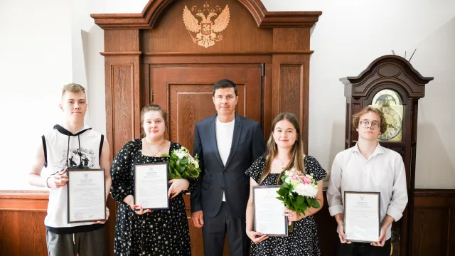 Владимир Волков вручил жилищные сертификаты детям-сиротам из Люберец