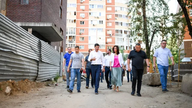 Владимир Волков провел встречу с жителями Люберец по вопросам благоустройства двора