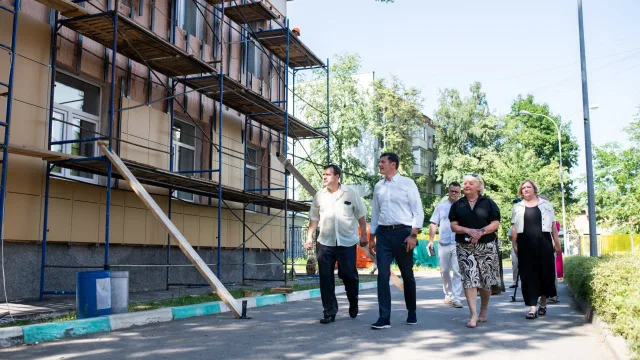 Владимир Волков проверил капремонт фасада в детском саду Люберец