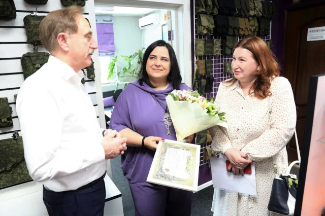 Владимир Ружицкий передал люберецкому предприятию благодарность от участников СВО