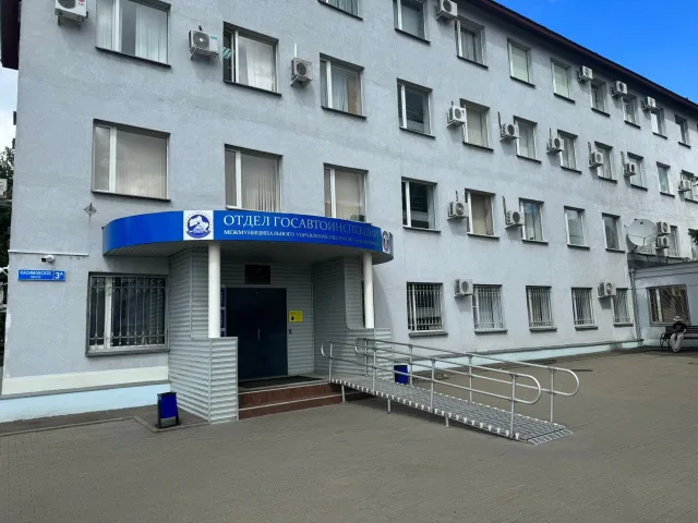 Сотрудники ГАИ напоминают жителям Люберец о преимуществах портала Госуслуги